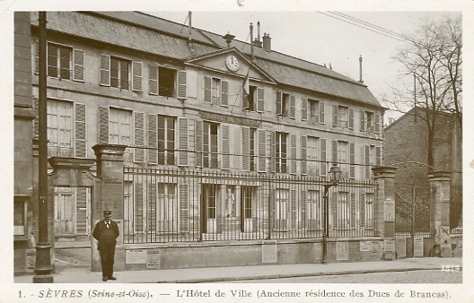 La Mairie de Sèvres, ancien hôtel des ducs de Brancas. CPA La Mairie de Sèvres, ancien hôtel des ducs de Brancas. CPA