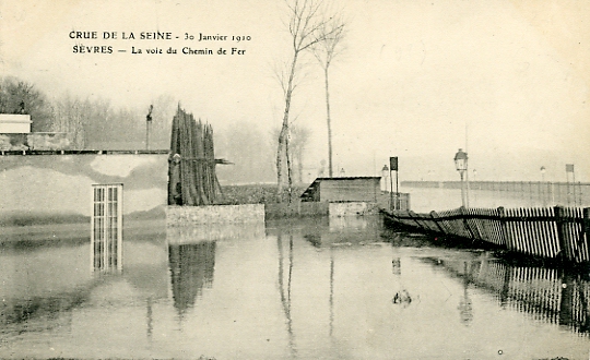 La gare inondée, en bord de Seine. CPA