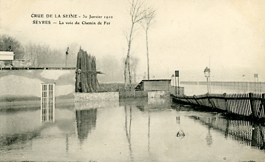 La gare inondée, en bord de Seine. CPA La gare inondée, en bord de Seine. CPA