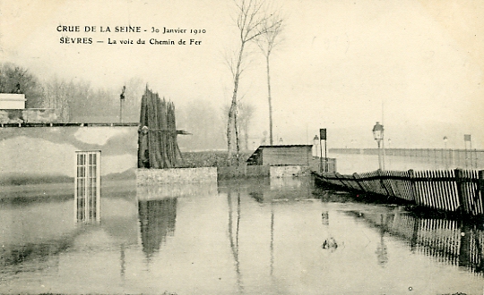 La gare inonde, en bord de Seine. CPA