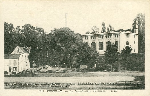 Dans les annes 30, la sous-station lectrique d’alimentation des lignes de chemin de fer, en sortie de gare avant les Six-ponts. Jusqu’en 1979, la ligne Versailles - Invalides tait alimente en 750 V continu par patin sur un troisime rail. Au contraire, les trains de la ligne de Montparnasse taient dj passs de la vapeur  l’alimentation lectrique par catnaire (fil)  1500V continu. (coll. part.)