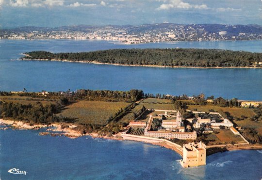 Vue gnrale de l’abbaye de Lrins sur l’le Saint Honorat.