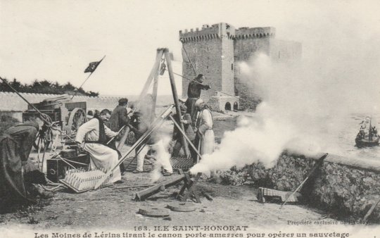 Le tir du canon projetant un harpon et une amarre au bateau en difficult.