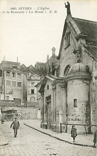 Façade de l’église Saint Romain, patron des bateliers. CPA. (coll. part.) Façade de l’église Saint Romain, patron des bateliers. CPA. (coll. part.)