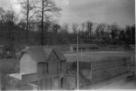 Le stade des Bertisettes, ici en 1955, était couvert du sable jaune qu’on trouve en forêt (terre à lapins) et doté d’un vestiaire en dur, mais déjà assez dégradé. (coll. part.)