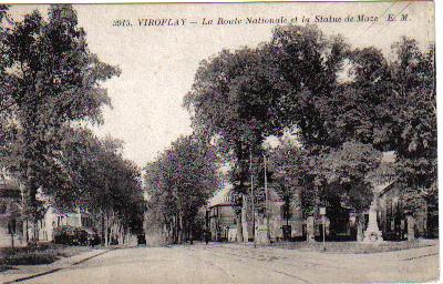 L’entre du pays, avec une belle vue de la route nationale dgage  part une voiture (coll. part.)