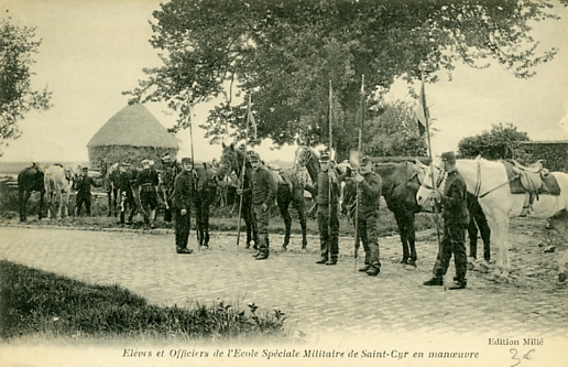 Manoeuvre en campagne. Noter la belle meule de foin  gauche. (coll. part.)