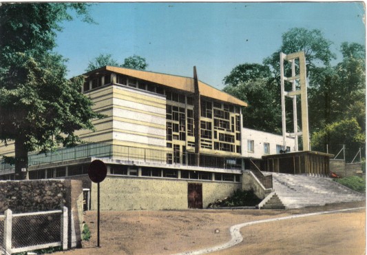 Eglise Sainte Bernadette. CPSM colorie bords droits. Editeur P. I. Paris. 592 Chaville. CP circule le 8/4/1966.