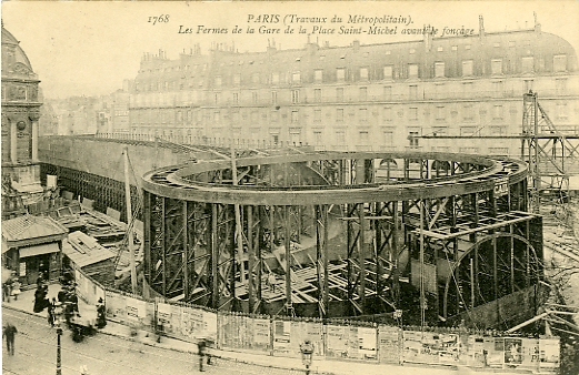 Préparation de la structure métallique pour le caisson de la gare sous la place Saint Michel.