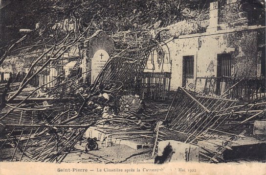 Le cahos des monuments funraires au cimetire de Saint Pierre. Etat des leiux aprs les premires recherches. Clich Benoit-Jeannette.