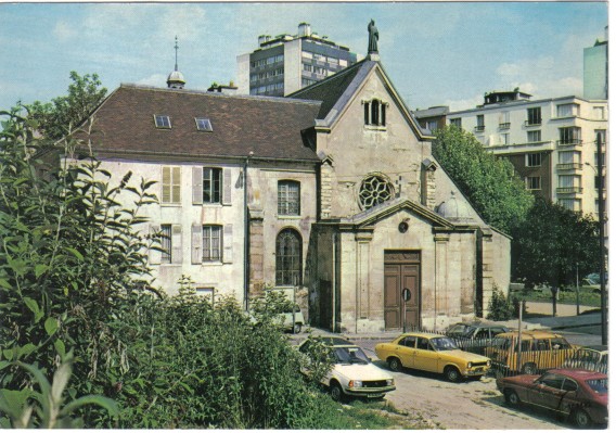 Vue vers 1980. La place n’a pas t amnage et est livre  un stationnement sauvage.