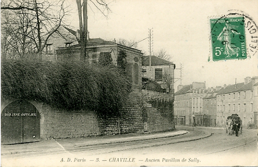 La muraille de la propriété Sully. Depuis l’agencement des percées a été repris et un escalier permet l’accès au versant. La muraille de la propriété Sully. Depuis l’agencement des percées a été repris et un escalier permet l’accès au versant.