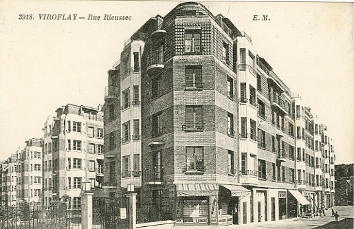 La résidence Sully-Vauban construite en 1932 sur le parc de la villa Saint Etienne. Elle domine la gare et constitue le premier grand ensemble de Viroflay (coll. part.) La résidence Sully-Vauban construite en 1932 sur le parc de la villa Saint Etienne. Elle domine la gare et constitue le premier grand ensemble de Viroflay (coll. part.)