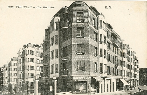 La rsidence Sully-Vauban construite en 1932 sur le parc de la villa Saint Etienne. Elle domine la gare et constitue le premier grand ensemble de Viroflay (coll. part.)