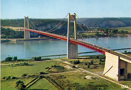 Normandie, Pont de Tancarville, inaugur le 2 juillet 1959. Longueur 1410m, trave centrale 608m, hauteur des pylnes 124m, tirant d’air 50m, charge de trave 3600t. CPM IRIS Mexichrome 76.684.68, non circule (coll. part.).