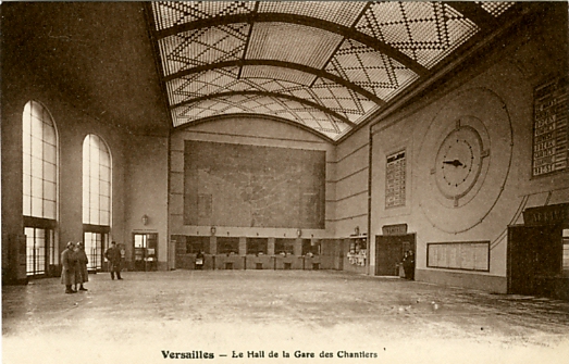 Peu de monde dans le hall d’entre de la gare. Deux tankistes en uniforme attendent probablement des recrues pour les amener  Satory. Quelques employs se font discrets. Il faut remarquer la verrire. CPA spia non circule dans les annes 30, (coll. part.)