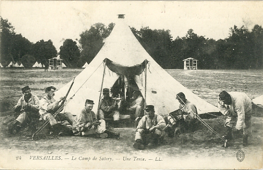 Le camp de Satory Une curieuse tente à Satory qui a des airs de tente indienne. CPA dos divisé, LL-Lévy fils et Cie n° 24, série Versailles-Satory. CPA circulée le 20/9/1915