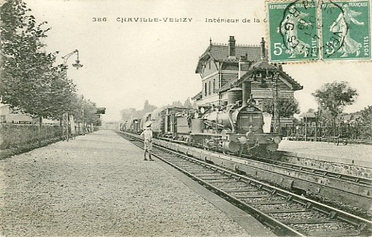 Belle entre de train  vapeur en gare de Chaville -Vlizy. Le service voyageur est assur par d’autres convois, lectriques ceux-l. Le rail lectrique est reconnaissable entre les voies avec ses patins de support isolants (coll. part.)