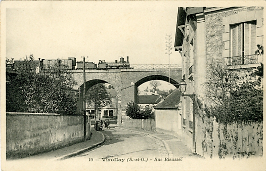 Un train marque l’arrt sur le viaduc, visible depuis le bas de la rue Rieussec (coll. part.)