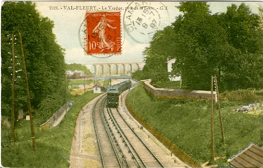 Le train des Invalides,  l’approche de Meudon-Val-Fleury, vient de passer sous le viaduc de la ligne Montparnasse-Versailles. (coll. part.)