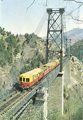 Le petit train jaune sur le pont Gisclard en Cerdagne. Le pont est construit de 1905  1908 par l’entreprise de Ferdinand Arnodin, suivant un dessin conu en 1896 par le commandant du Gnie Albert Gisclard. Ce dernier dcda le 31 octobre 1909 dans un accident ferroviaire, au cours d’essais de charge, qui cota la vie  cinq autres personnes. C’est ainsi que le pont portera le nom de son concepteur. Il est en pente et c’est le seul pont suspendu ferroviaire encore en service en France en 2009.