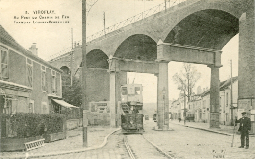 Le tramway Louvre-Versailles arrive  l’aiguillage des Arcades - bas de la rue de la Saussaye (coll. part.)