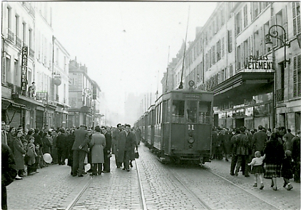 Affluence prs du passage St Pierre le jour de l’enterrement des trams.