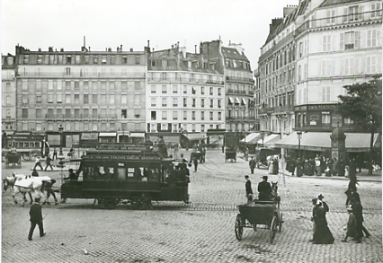 Tramway hippomobile, dit tramway amricain, sur la place de Rennes  Paris,  hauteur de la rue du Dpart et en regardant le haut de la rue de Rennes.