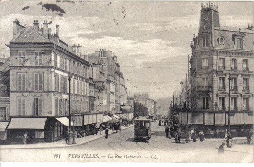 Tram lectrique dans le haut de la rue Duplessis.