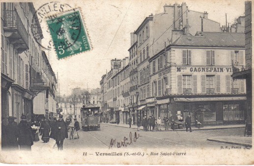 Vue anime de la rue Saint Pierre avec un tram lectrique.