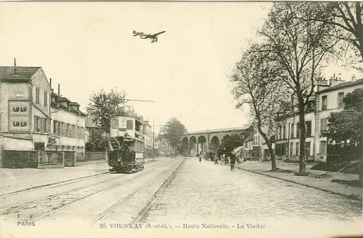 Le tramway sur fond des Arcades. Avec l’avion rajout.