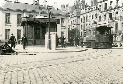 Le tramway de Doulon aborde la place de la Bourse  Nantes.