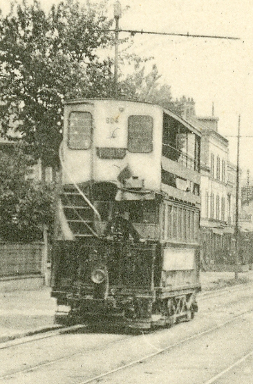 Gros plan du tramway en pleine course.