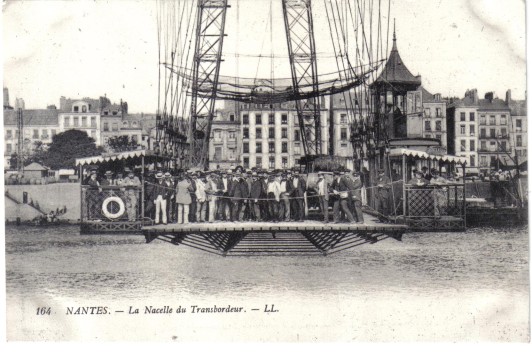 A Nantes, cette nacelle de transbordeur est bien occupe.