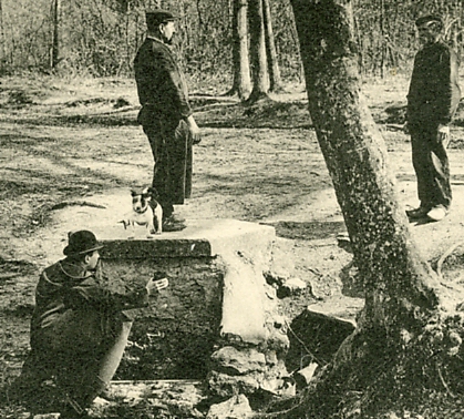 L’homme  la plerine tte l’eau des Nouettes, avec ses deux acolytes habituels et le petit chien.