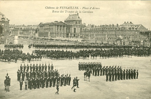 Manoeuvre sur la place d’Armes devant le chteau (coll. part.)