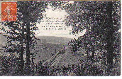 Chaville-Vélizy, une échappée pittoresque. Le train électrique vu à travers les arbres du Bois de Meudon. LA photo a été prise depuis le bois au dessus de l’entrée du tunnel (coll. part.) Chaville-Vélizy, une échappée pittoresque. Le train électrique vu à travers les arbres du Bois de Meudon. LA photo a été prise depuis le bois au dessus de l’entrée du tunnel (coll. part.)