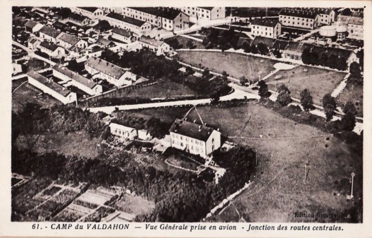 Camp du Valdahon. Vue gnrale prise en avion. jonction des routes centrales. Ecrite en avril 1940 comme la CP suivante. CPA N° 61. Edition Grosmaire. Phototypie Daniel Delboy, Mirecourt.