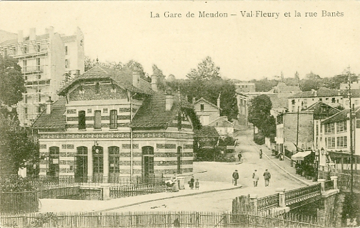 Une autre vue de la gare de Val Fleury prise depuis la rive oppose. On note les claires-voies du schoir d’une blanchisserie  droite.