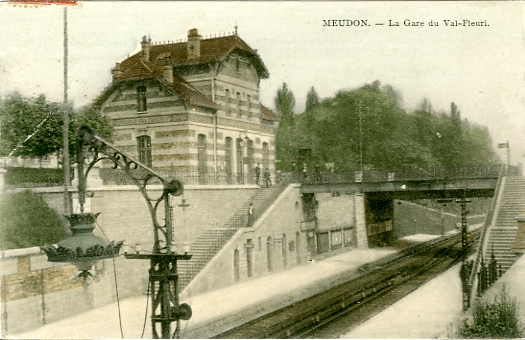 Une belle vue colorie de l’intrieur de la gare du Val Fleury. 