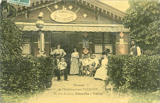 Photo de groupe devant le restaurant Louis Valroff, rue de Jouy, prs de la descente de gare.