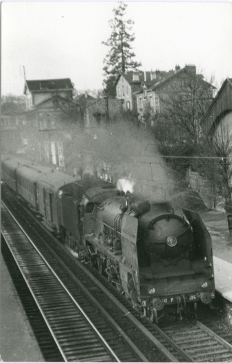 Passage d’une locomotive  vapeur (une 141 P 495) en gare de Viroflay RG. Photo D.M. Costes date de 1966. La voie utilise est celle des Invalides, reconnaissable  son 3e rail. Il s’agit probablement d’un train Dreux-Montparnasse, assurant le service banlieue et le dernier subsistant en traction vapeur. (coll. part.)