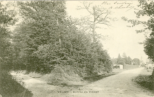 Vue du vieux village et de son église prise à distance. Au premier plan extérmité de la rue actuelle Brindejonc des Moulinais et en face actuelle rue Aristide Briand. Vue du vieux village et de son église prise à distance. Au premier plan extérmité de la rue actuelle Brindejonc des Moulinais et en face actuelle rue Aristide Briand.