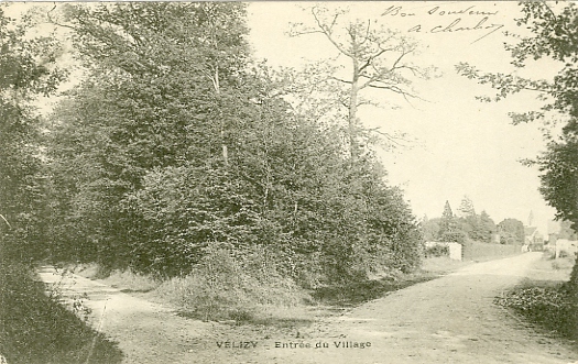 Vue du vieux village et de son glise prise  distance. Au premier plan extrmit de la rue actuelle Brindejonc des Moulinais et en face actuelle rue Aristide Briand.