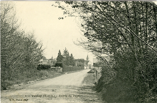 Entrée du pays et son église vues depuis les bois prise à distance. En face, actuelle rue Aristide Briand.(coll. part.) Entrée du pays et son église vues depuis les bois prise à distance. En face, actuelle rue Aristide Briand.(coll. part.)