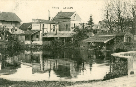 Une autre vue de la mare de Vlizy, au centre du bourg. CPA collection Vlizy, XX Impr. Edit. Versailles, dos divis. Carte circule sans date, crite par un militaire  sa cousine. 