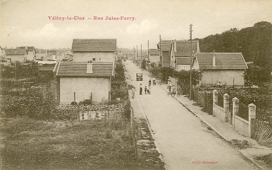 Rue Jules Ferry dans le quartier pavillonnaire du clos.