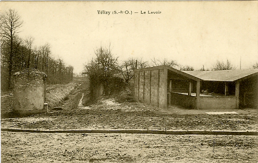 A ct d’un puits, le lavoir.