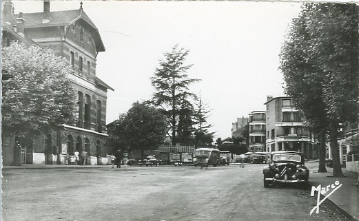 Dans les annes 50, la gare de Chaville-Vlizy et la place de Verdun dgage, vers la Rotonde. On notera les grands arbres du square le long des voies. CPSM N/B bord dentel.  (coll. part.)