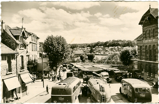 Abondance d’autocars en attente, un jour de march sur la place de Verdun. CPSM bord dentel. (coll. part.)